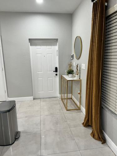Luxurious 3BR Home close to Las Olas/Downtown Stri in Fort Lauderdale, USA