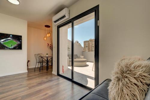 LUXURY PENTHOUSE GREAT LOCATION WITH PARKING Tlv