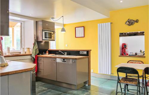 Konyha, Gorgeous Home In St Germain Des Vaux in Auderville