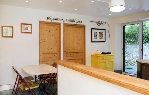 Konyha, Gorgeous Home In St Germain Des Vaux in Auderville