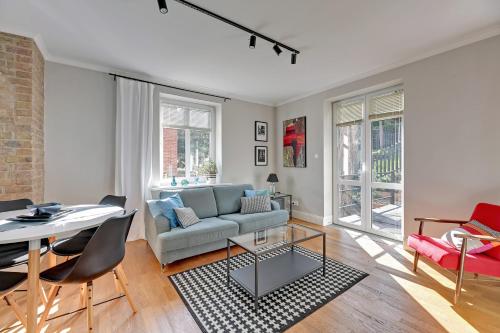 One-Bedroom Apartment image 4