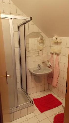 Bathroom, Gasthaus Pension Rezatgrund in Windsbach