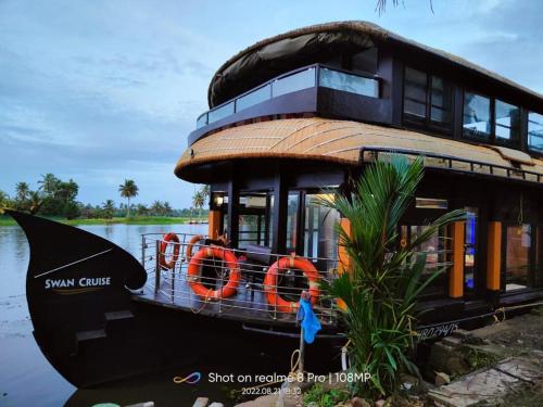 Alleppey house boat Swan cruise