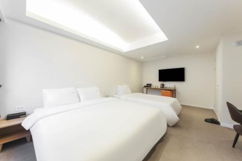 1 king bed, 1 twin bed