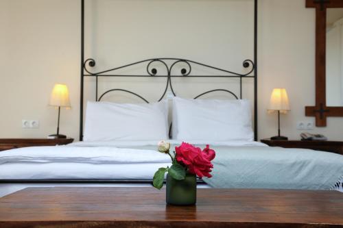 1 queen bed, 2 sofa beds