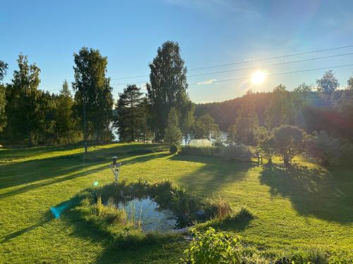 Sjöutsikt, Röd trästuga med traditionellt yttre Skandinavisk, modernt inre och alla bekvämligheter, Sol hela dagen på stora altanen, Tryggt, Vinterbonat, Fiske, Båt - Skinnskatteberg