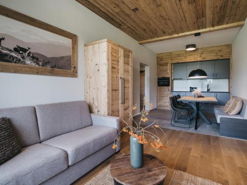 2 bedrooms, 5 beds