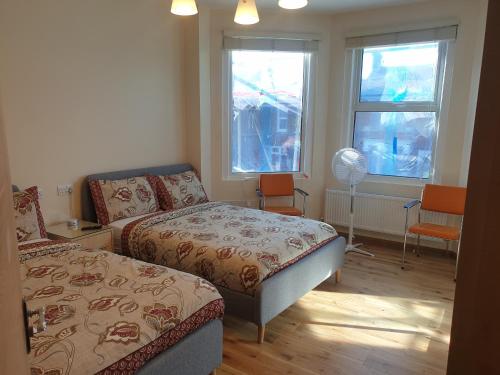 London Luxury Spacious 2 Bedroom Apartment 4 mins from Ilford Stn. FREE parking, Londyn