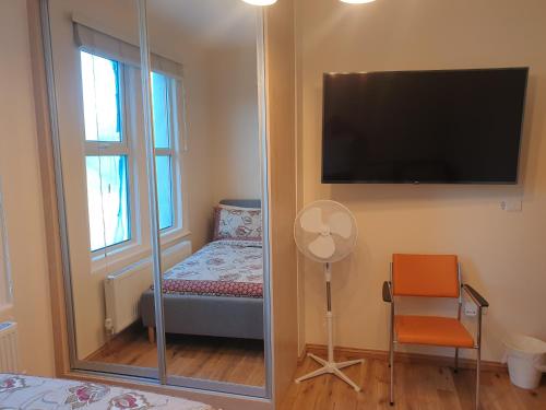 London Luxury Spacious 2 Bedroom Apartment 4 mins from Ilford Stn. FREE parking, Londýn (fotografie 7)