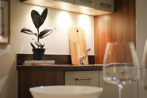 廚房, Luxurious fully equipped Cowley 1 bed apartment with FREE Parking in 考利