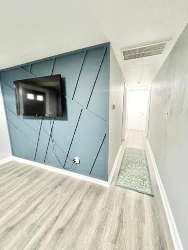 Ideal location near Peninsula Towne Center 2