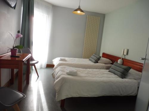 2 twin beds
