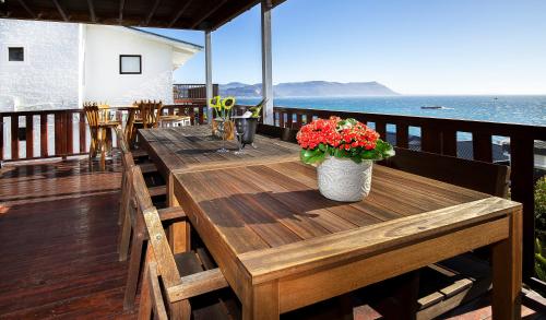 ระเบียง/ชานเรือน, Penguins View Guesthouse near หาดโบเดอเรส