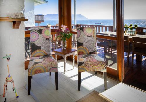 ระเบียง/ชานเรือน, Penguins View Guesthouse near หาดโบเดอเรส