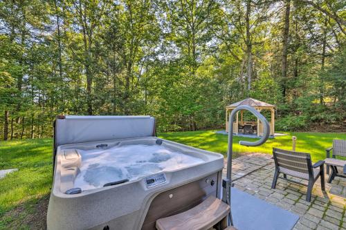 Hot Tub and Yard Stroudsburg Home in Poconos in Easton (Pennsylvania)
