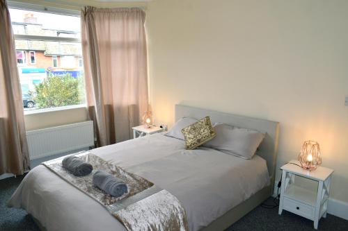 Beach escape 4 bedroom house, Sleeps 11, 2 free parking, garden, WIFI, Smart TV, newly decorated