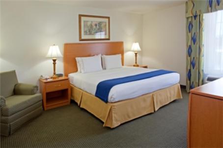 Holiday Inn Express Hotel & Suites Columbus by IHG in Columbus, USA