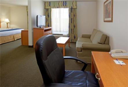 Holiday Inn Express Hotel & Suites Columbus by IHG in Columbus, USA
