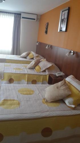 3 twin beds