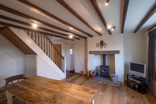 Honeysuckle Cottage & The Apartment - image 12
