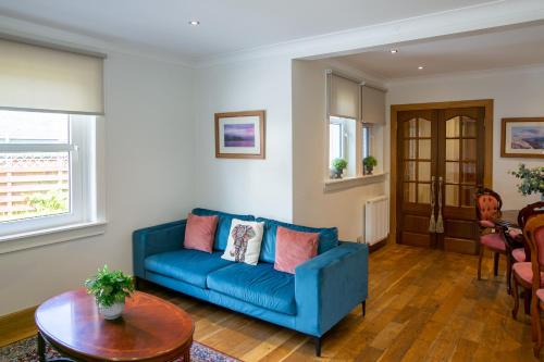 Shared lounge/TV area, Luss Cottages at Glenview in Luss