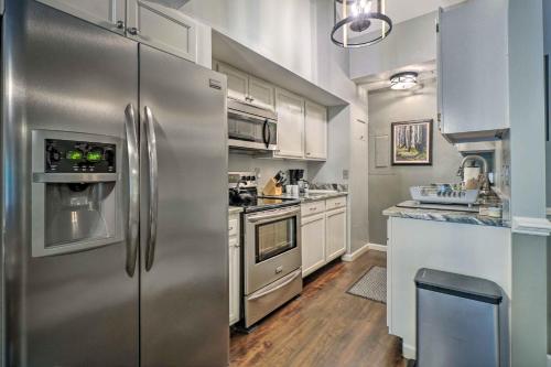 Cozy Gatlinburg Condo about 2 Mi to National Park! in Gatlinburg, USA