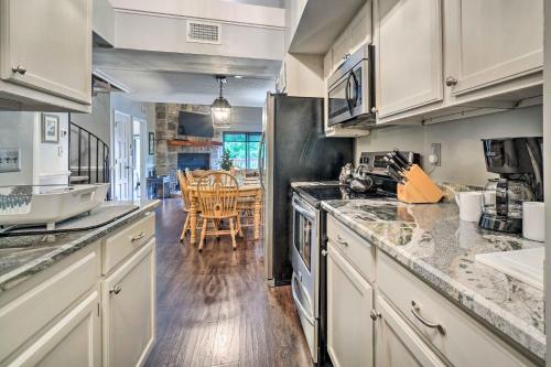 Cozy Gatlinburg Condo about 2 Mi to National Park! in Gatlinburg, USA