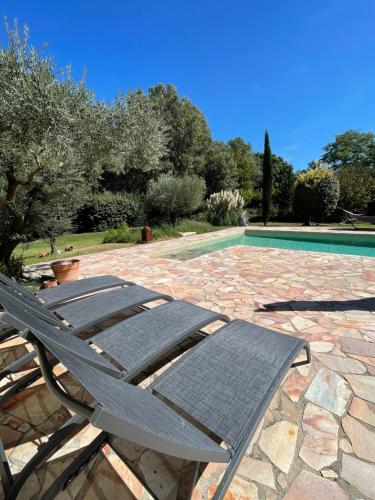 FUVOLEA, Maison de vacances à 15 min du centre d'Aix-en-Provence, piscine chauffée en saison - jardin - parking privé gratuit