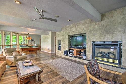 House on Lake of the Ozarks with Dock and Pool Table!