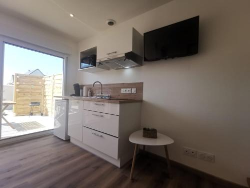 virtuve, Les pommiers Duplex cosy tout confort mitoyen d'une maison neuve avec terrasse entree independante p in Sommervieu