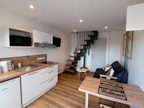 virtuve, Les pommiers Duplex cosy tout confort mitoyen d'une maison neuve avec terrasse entree independante p in Sommervieu