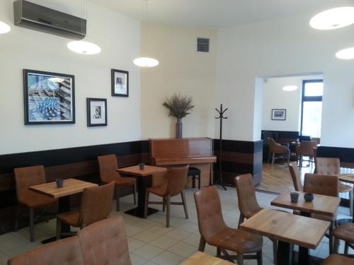 Bona Serva – Prague, NY