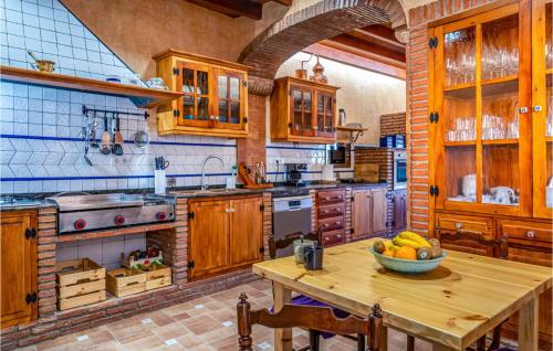 virtuve, Gorgeous Home In Cartagena in Los Diaz