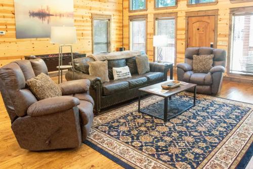 Dreamy Deluxe Cabin with Hot Tub and Outdoor Fireplace! - image 14