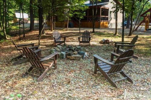Dreamy Deluxe Cabin with Hot Tub and Outdoor Fireplace! - image 10