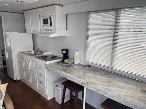 Kitchen, St Francis Resort in Long Island