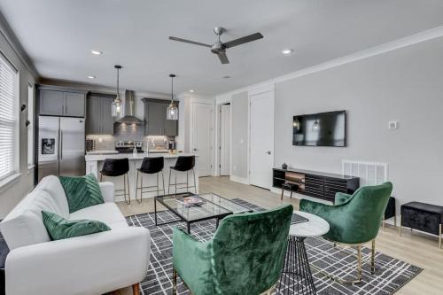 ROOFTOP LOUNGE FRESH and MODERN 3 BD TOWNHOME
