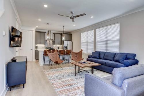 SOUTHERN VIBE Modern and Spacious 10 Min to DT