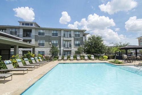 Modern 1 BR Suite + Comfy KING bed + Pool + Gym