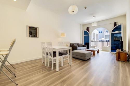 Vacationer I Exclusive 1 Bedroom I JVC I Free Parking, Pool & Wi-Fi, Дубай (фото 4)