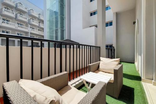 Vacationer I Exclusive 1 Bedroom I JVC I Free Parking, Pool & Wi-Fi, Дубай (фото 2)