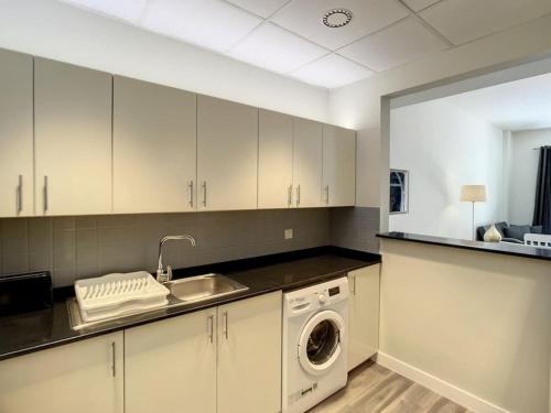 Vacationer I Exclusive 1 Bedroom I JVC I Free Parking, Pool & Wi-Fi, Дубай (фото 7)