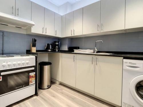 Vacationer I Exclusive 1 Bedroom I JVC I Free Parking, Pool & Wi-Fi, Дубай (фото 8)