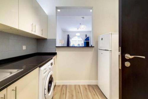 Vacationer I Exclusive 1 Bedroom I JVC I Free Parking, Pool & Wi-Fi, Дубай (фото 9)