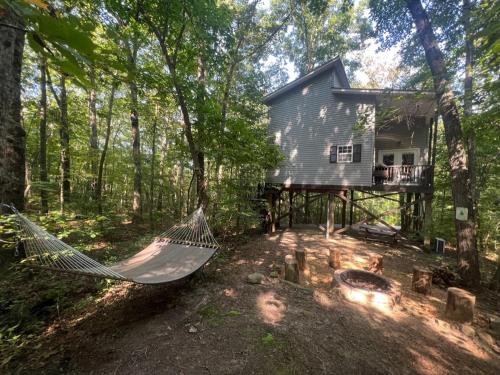 Serenity Escape Treehouse on 14 acres near Little River Canyon