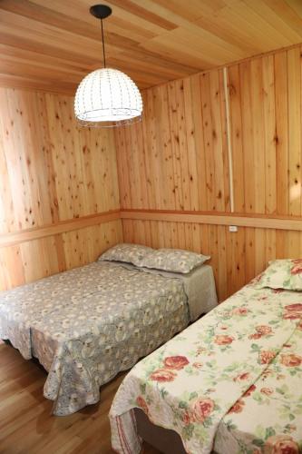 1 queen bed, 1 bunk bed