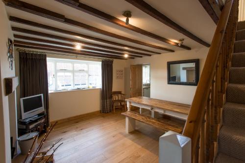 Honeysuckle Cottage & The Apartment - image 9