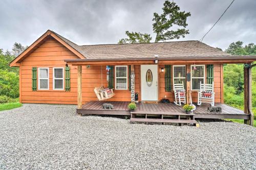 Charming Jamestown Cabin with Large Backyard! in Rugby (TN)