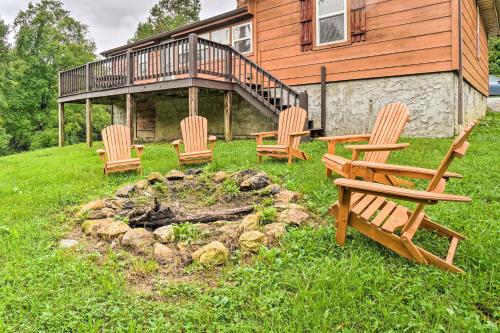Charming Jamestown Cabin with Large Backyard! in Rugby (TN)