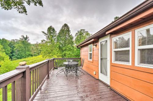 Charming Jamestown Cabin with Large Backyard! in Rugby (TN)
